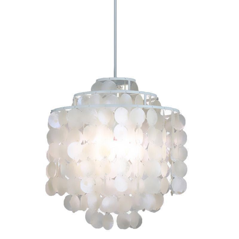 Moderne klassische Pendelleuchte mit weißem Muschelschirm