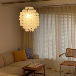 Moderne klassische Pendelleuchte mit weißem Muschelschirm