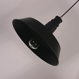 Schwarze moderne Pendelleuchte mit kreisförmigem Lampenschirm