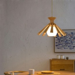 Hängeleuchte aus Holz im schlichten Stil