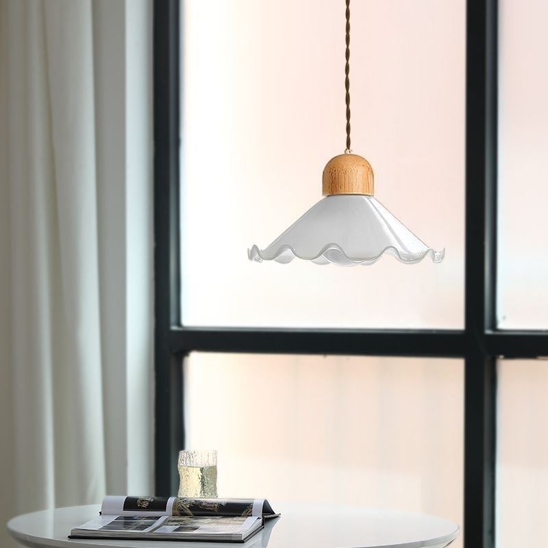 Moderne Pendelleuchte aus Glas mit Spitze und Einzelkopf