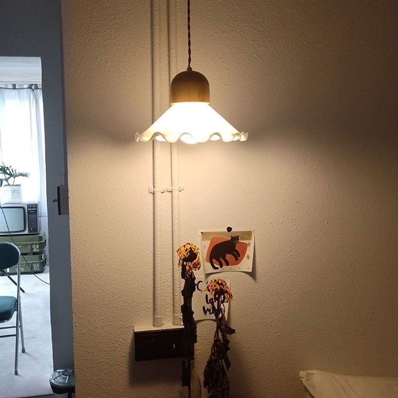 Moderne Pendelleuchte aus Glas mit Spitze und Einzelkopf