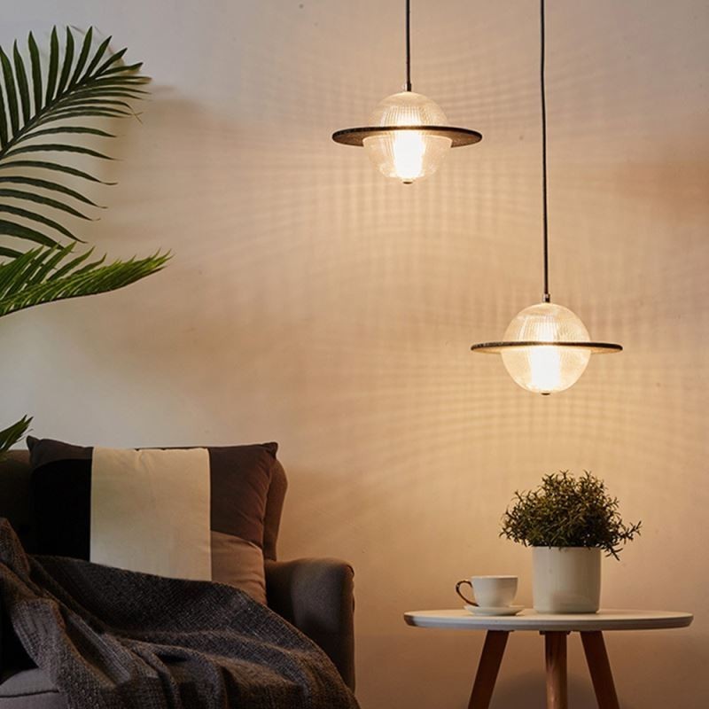 Moderne Deckenleuchte in Form einer Pendelleuchte aus Glas