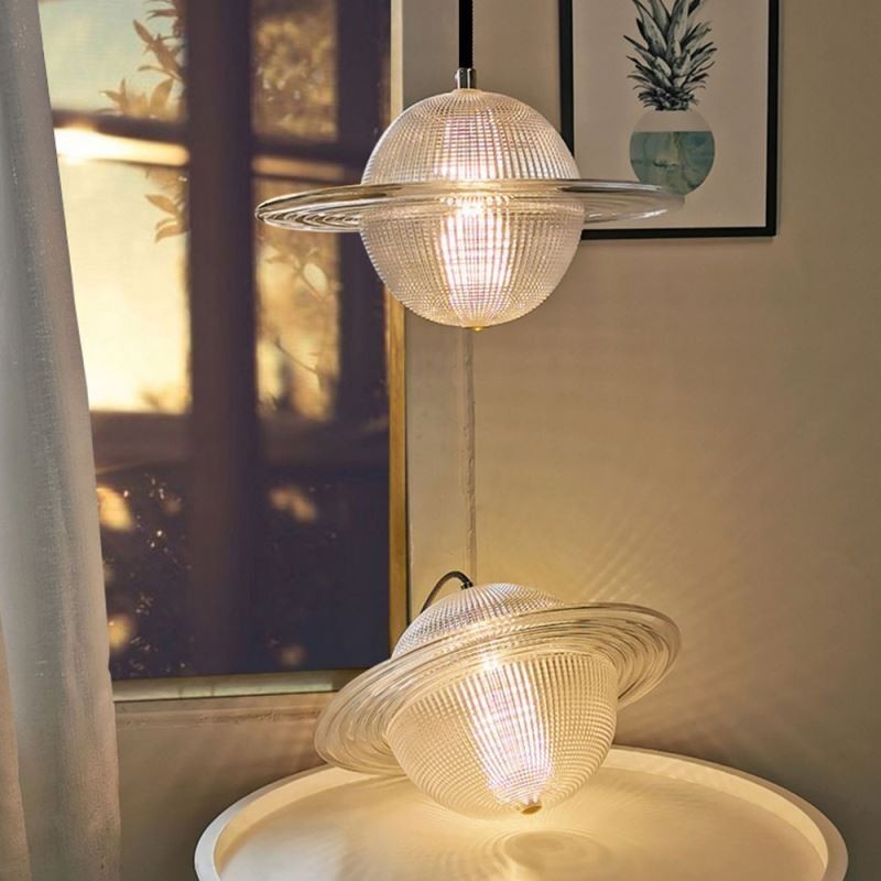 Moderne Deckenleuchte in Form einer Pendelleuchte aus Glas