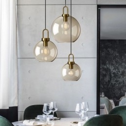 3-flammige Pendelleuchte mit Glasschirminsel