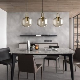 3-flammige Pendelleuchte mit Glasschirminsel