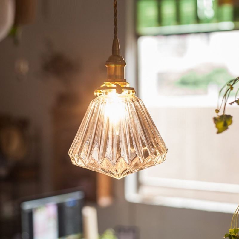 Pendelleuchte aus geripptem Glas mit klarem Diamant