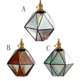 Geometrische Pendelleuchte im Bauernhausstil aus farbigem Glas