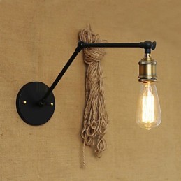 Eine einfache, moderne amerikanische Landhaus-Wandlampe ohne Spiegel, Lampenschirm aus Eisen
