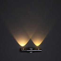 Moderne Wandleuchte mit Streulicht im Sci-Fi-Design