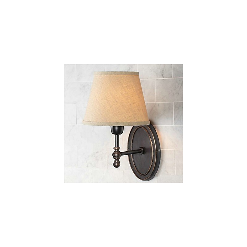 Ländliche nordische Wandlampe im Stil der alten Traditionen mit warmem Stoffbezug