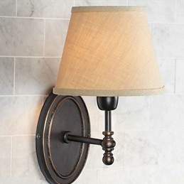 Ländliche nordische Wandlampe im Stil der alten Traditionen mit warmem Stoffbezug