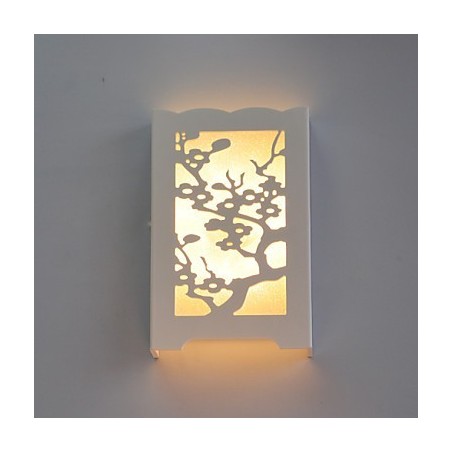 Weiße Pflaumenblüten-Wandleuchte mit geschnitzten Mustern oder Designs auf Holzleuchten Weiße Pflaumenblüten-Wandleuchte mit geschnitzten Mustern oder Designs auf Holzleuchten