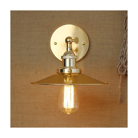 Minimalistische Villa im Industriestil mit nostalgischem goldenem Regenschirm vor der dekorierten Wand des Kirchengangs Minimalistische Villa im Industriestil mit nostalgischem goldenem Regenschirm vor der dekorierten Wand des Kirchengangs