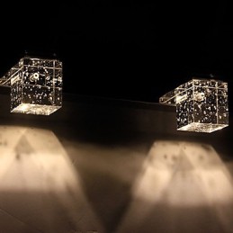 Moderne Wandleuchte mit Glasblasen-Kubus-Schirm im Spiegel-Frontstil