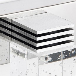 Moderne Wandleuchte mit Glasblasen-Kubus-Schirm im Spiegel-Frontstil