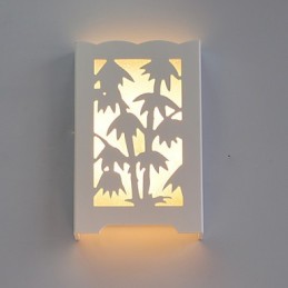 Moderne kreative weiße Schnitzmuster oder Designs auf Holzarbeiten Bambus Wandleuchten