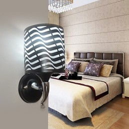 Moderne Wandleuchten aus Schmiedeeisen mit Schaffell