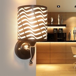 Moderne Wandleuchten aus Schmiedeeisen mit Schaffell