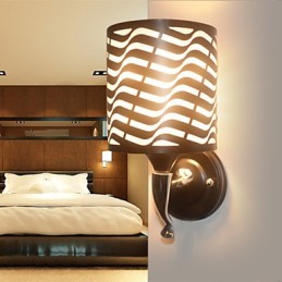 Moderne Wandleuchten aus Schmiedeeisen mit Schaffell