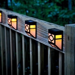 Solarbetriebene Wandleuchte mit 2 Laternen, warmgelb