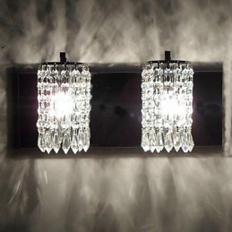 Moderne Wandleuchte mit Kristallanhängern und 2 Lichtern in poliertem Chrom