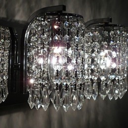 Moderne Wandleuchte mit Kristallanhängern und 2 Lichtern in poliertem Chrom