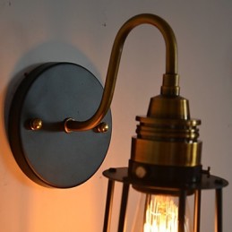 Minimalistische, künstlerische Wandleuchte mit schwarzem Metall-Skelettschirm