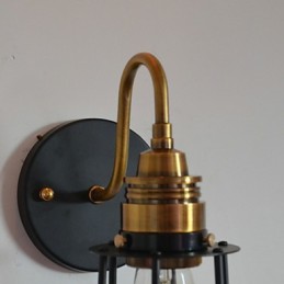 Minimalistische, künstlerische Wandleuchte mit schwarzem Metall-Skelettschirm
