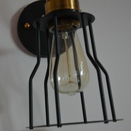 Minimalistische, künstlerische Wandleuchte mit schwarzem Metall-Skelettschirm