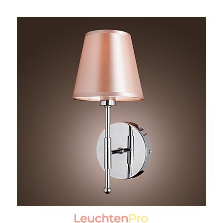 Schlicht gestaltete Wandleuchte in warmem Licht Schlicht gestaltete Wandleuchte in warmem Licht