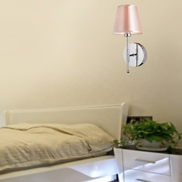 Schlicht gestaltete Wandleuchte in warmem Licht