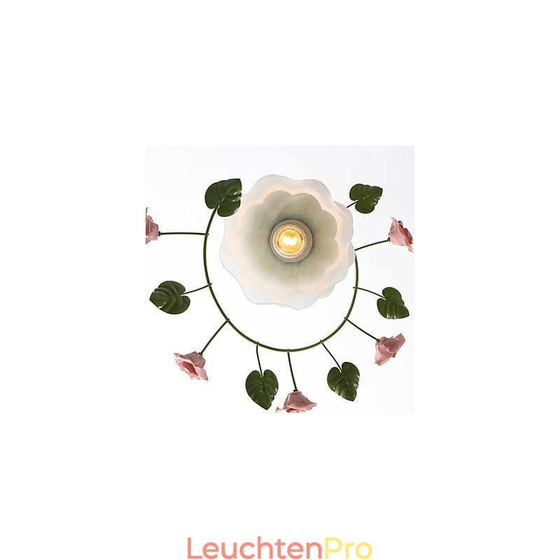 Valentinstag: Die Blumen und Pflanzen des Rosengartens absorbieren das Licht der Kuppel