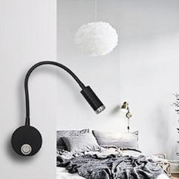 Die Wandlampe der Wandlampe des Kopfteils des Schlauchbetts wird durch die Lichtleselampe beleuchtet