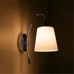 Moderne minimalistische Wandleuchte aus Glas für den Nachttisch im Hotelzimmer
