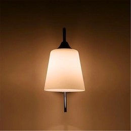 Moderne minimalistische Wandleuchte aus Glas für den Nachttisch im Hotelzimmer