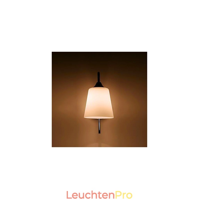 Moderne minimalistische Wandleuchte aus Glas für den Nachttisch im Hotelzimmer