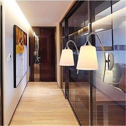 Moderne minimalistische Wandleuchte aus Glas für den Nachttisch im Hotelzimmer