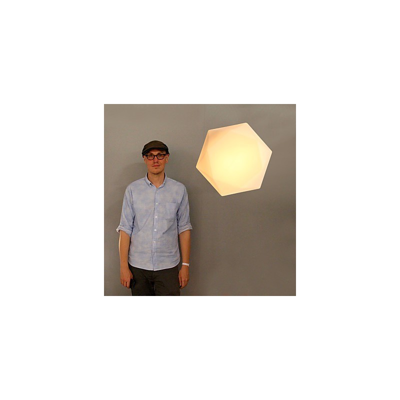 Kreative weiße Diamantglaskuppel absorbiert Licht