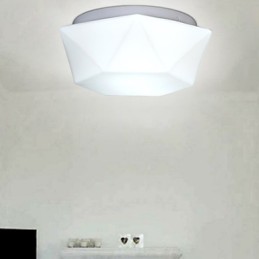 Kreative weiße Diamantglaskuppel absorbiert Licht