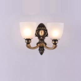 Luxuriöse, rustikale Wandleuchte aus reinem Messing im Retro-Vintage-Stil mit 2 Kerzenlichtern und Glasschirmen, speziell für Hotels, Büros, Ausstellungsräume, Wohnzimmer und Esszimmer