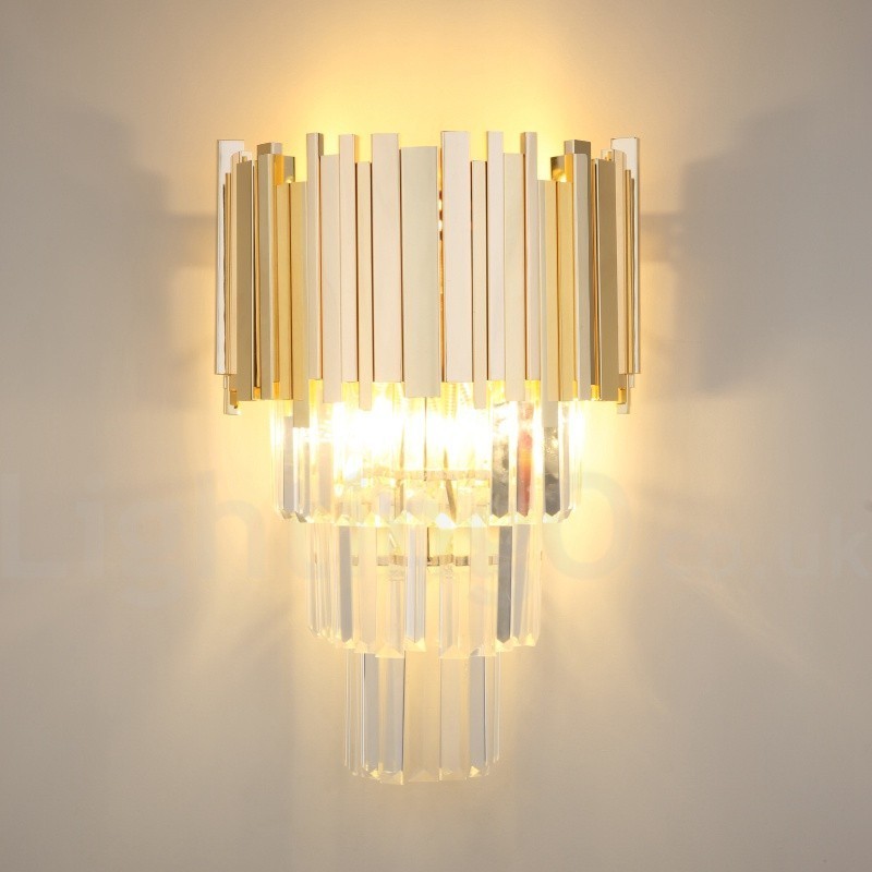 Goldfarbene, passende postmoderne Luxus-Wandleuchte aus K9-Kristall mit Kristallschirm