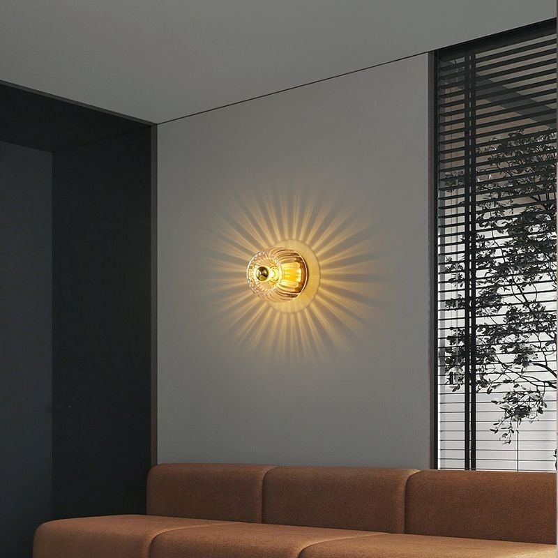 Moderne Wandbeleuchtung mit klarem Glasschirm, gebürstete Wandleuchte