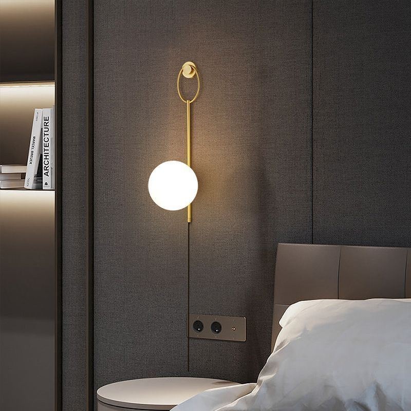 Moderne Globe Wandleuchte aus gebürstetem Goldglas