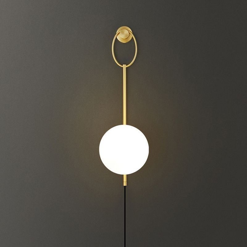 Moderne Globe Wandleuchte aus gebürstetem Goldglas