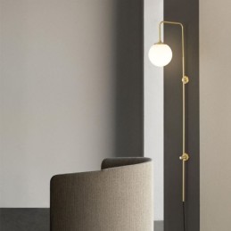 Moderne Globe Wandleuchte aus gebürstetem Goldglas