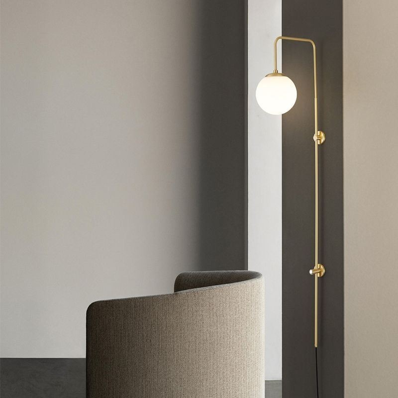 Moderne Globe Wandleuchte aus gebürstetem Goldglas