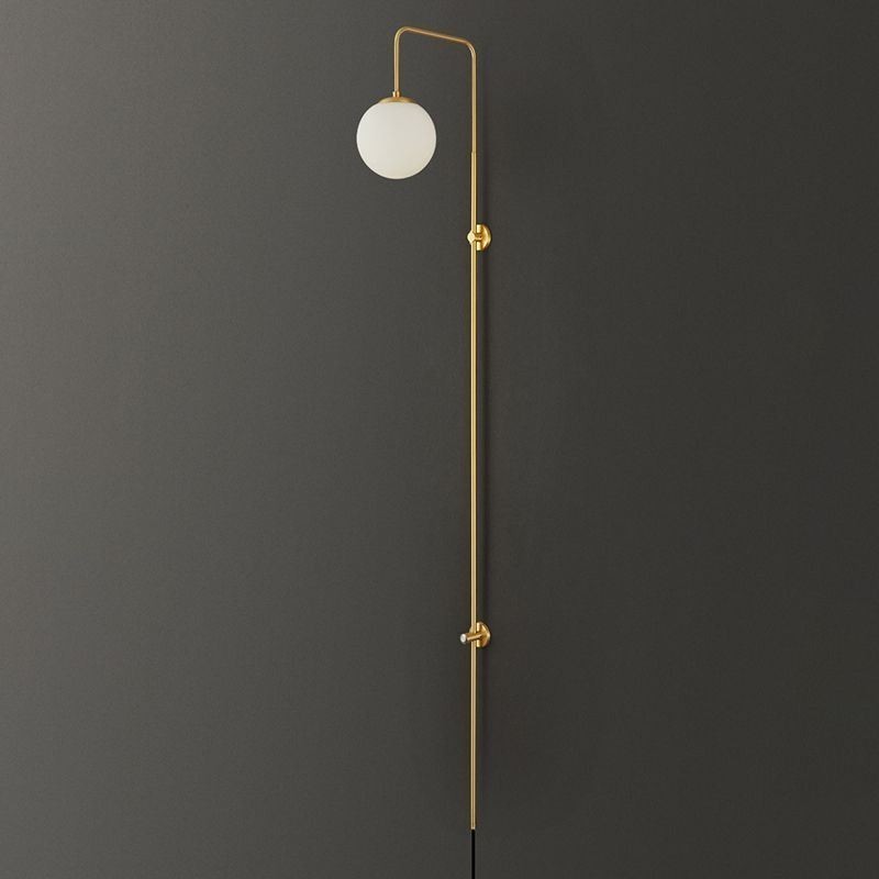 Moderne Globe Wandleuchte aus gebürstetem Goldglas