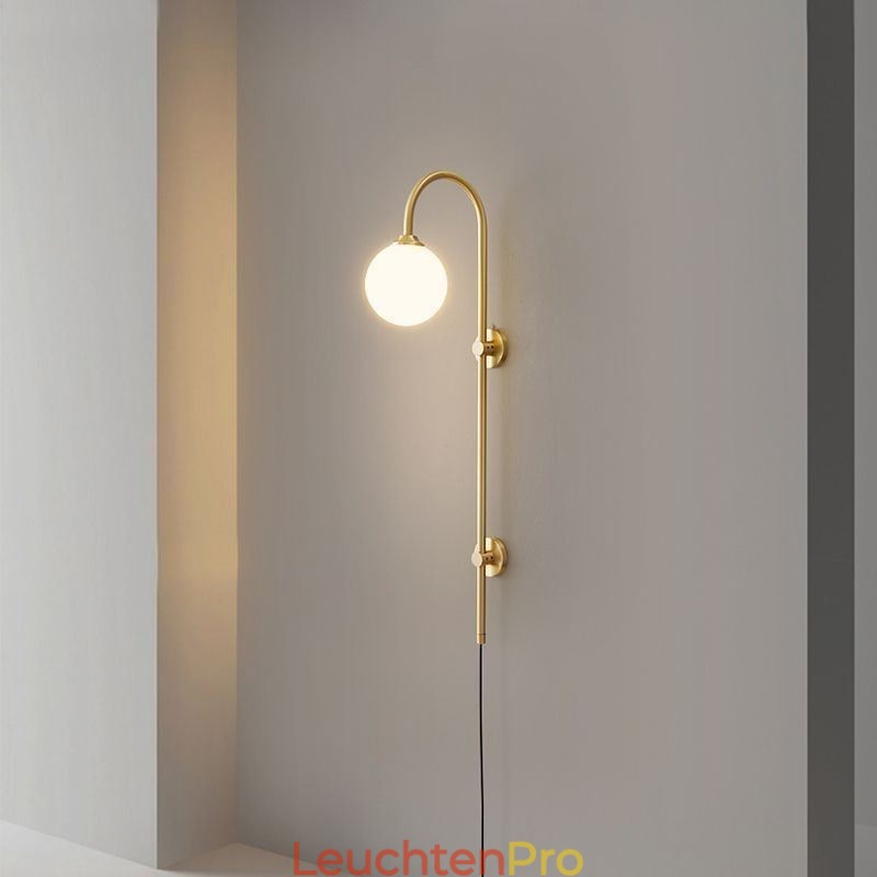 Moderne Wandleuchte aus gebürstetem Gold