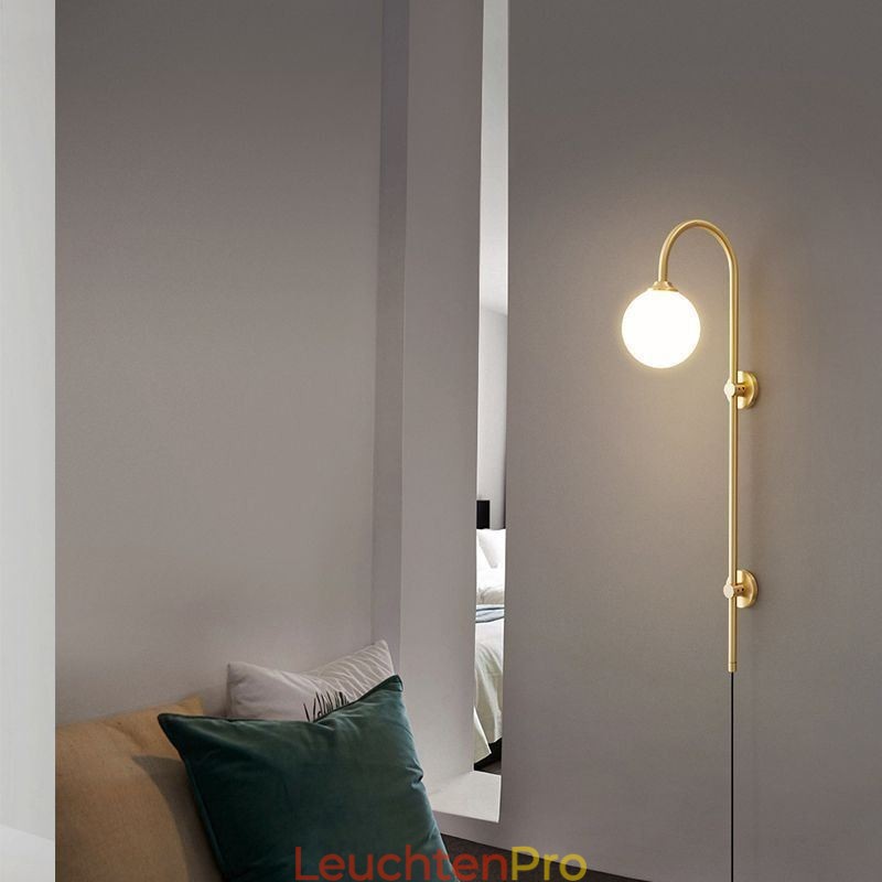 Moderne Wandleuchte aus gebürstetem Gold